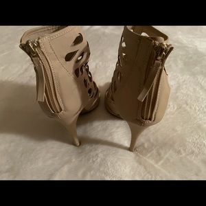 Tiki heels